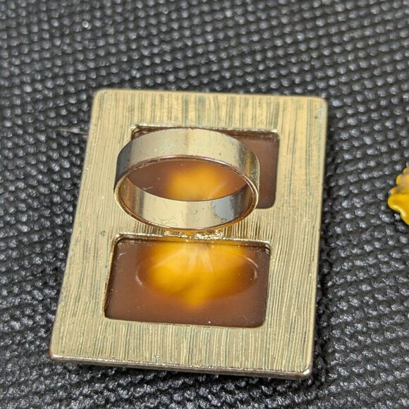 Lot of vintage enamel FLOWER Earrings and Acrylic Ring Sz 7 Clip n Earrings Boho - Picture 6 of 7